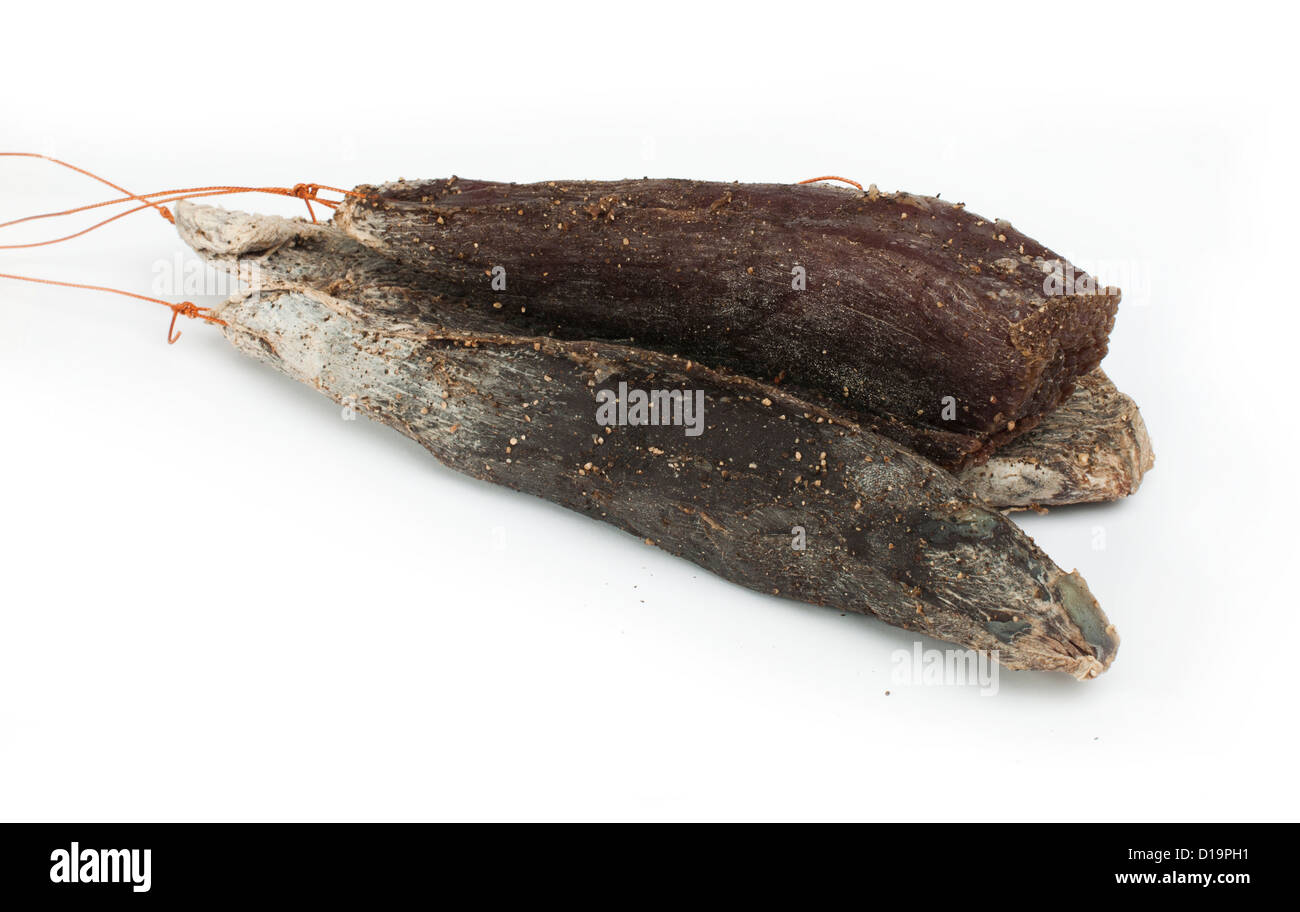 Prodotti naturali fatti in casa di vitello carne secca. Sfondo bianco Foto Stock