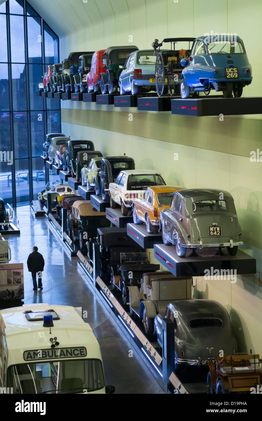 Interno del nuovo museo dei trasporti al Riverside Museum di Glasgow; l'architetto Zaha Hadid Foto Stock