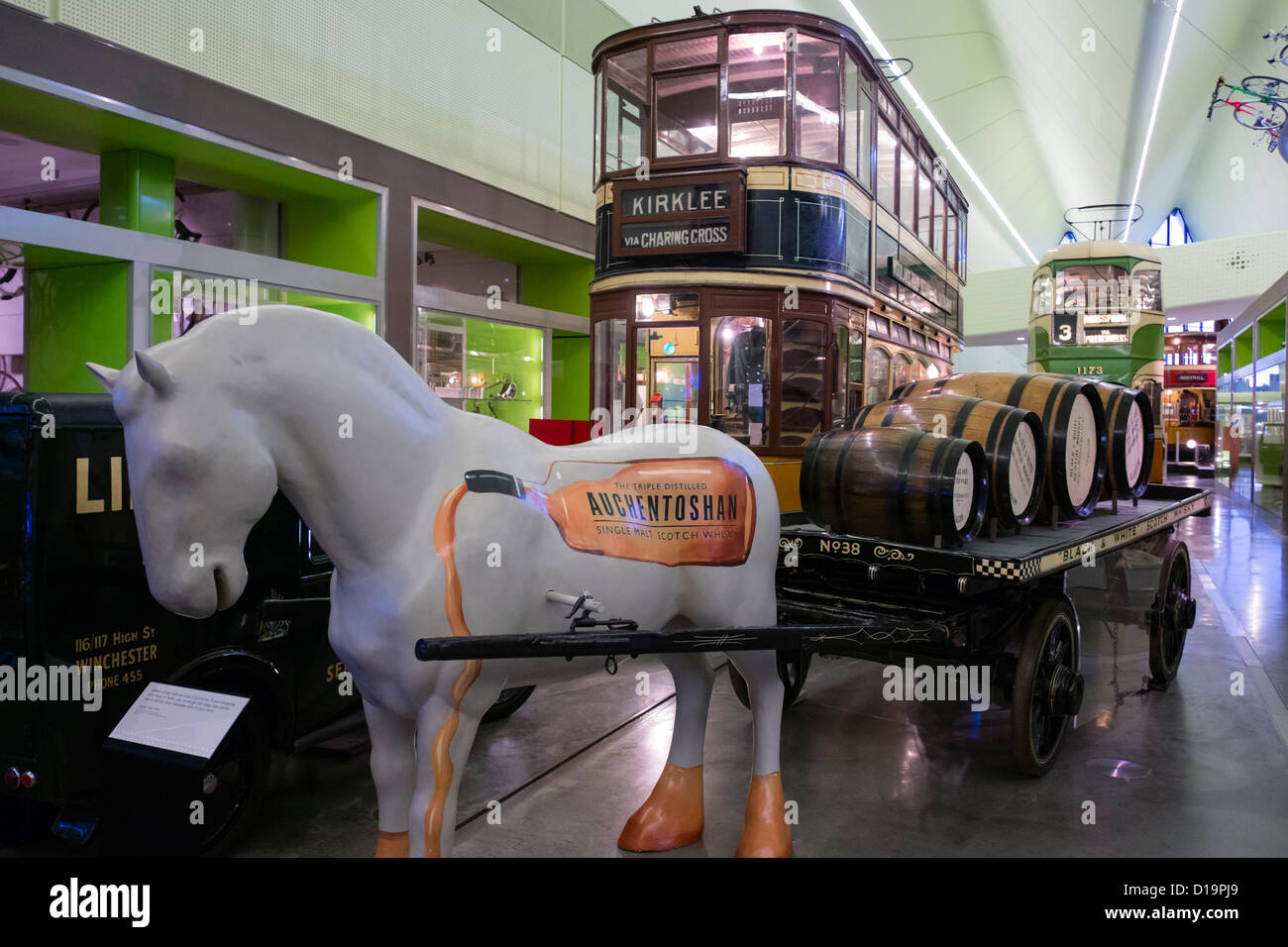Interno del nuovo museo dei trasporti al Riverside Museum di Glasgow; l'architetto Zaha Hadid Foto Stock