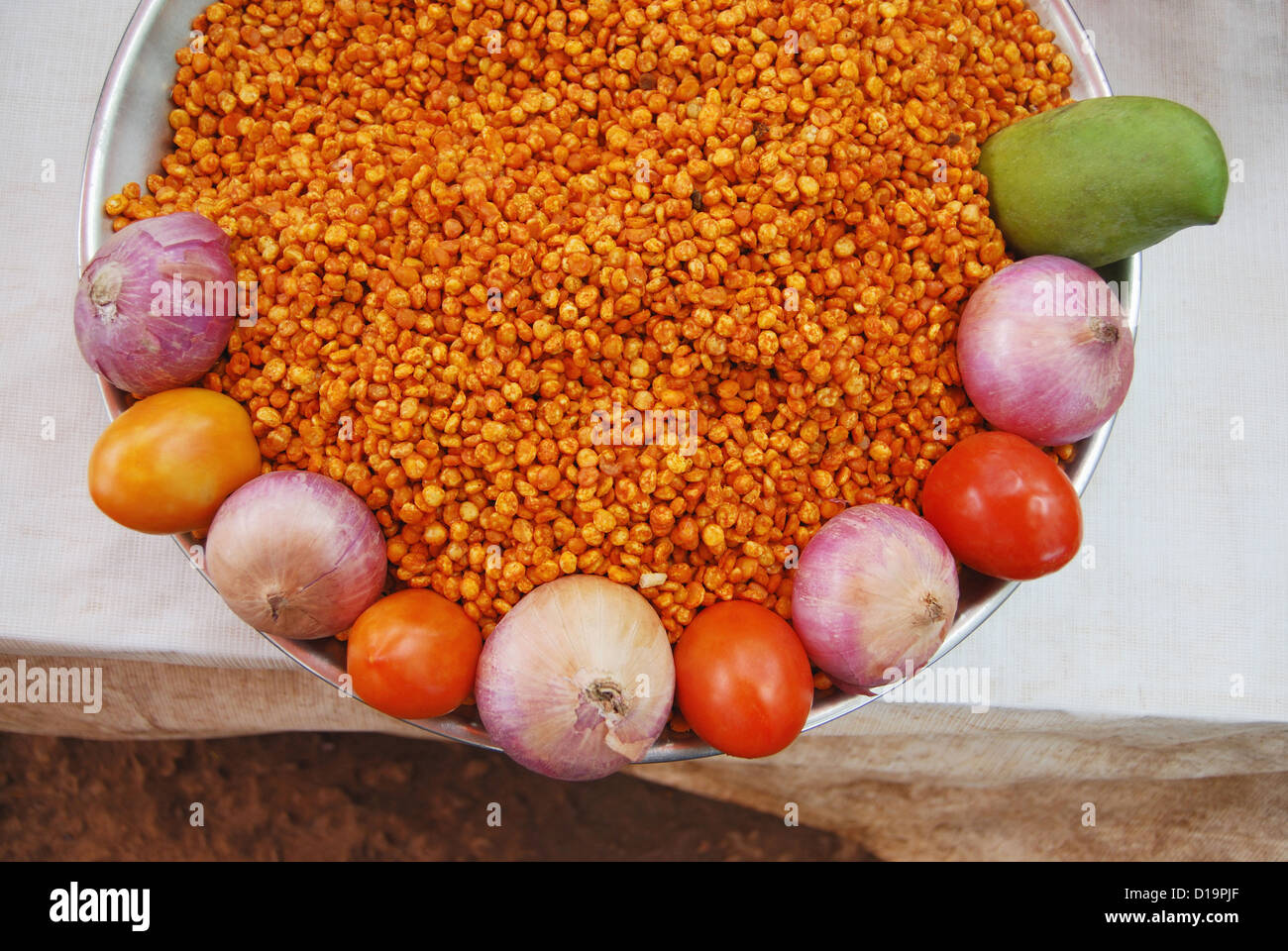 Preparazione per la succulenta grammo o chana spuntini Foto Stock