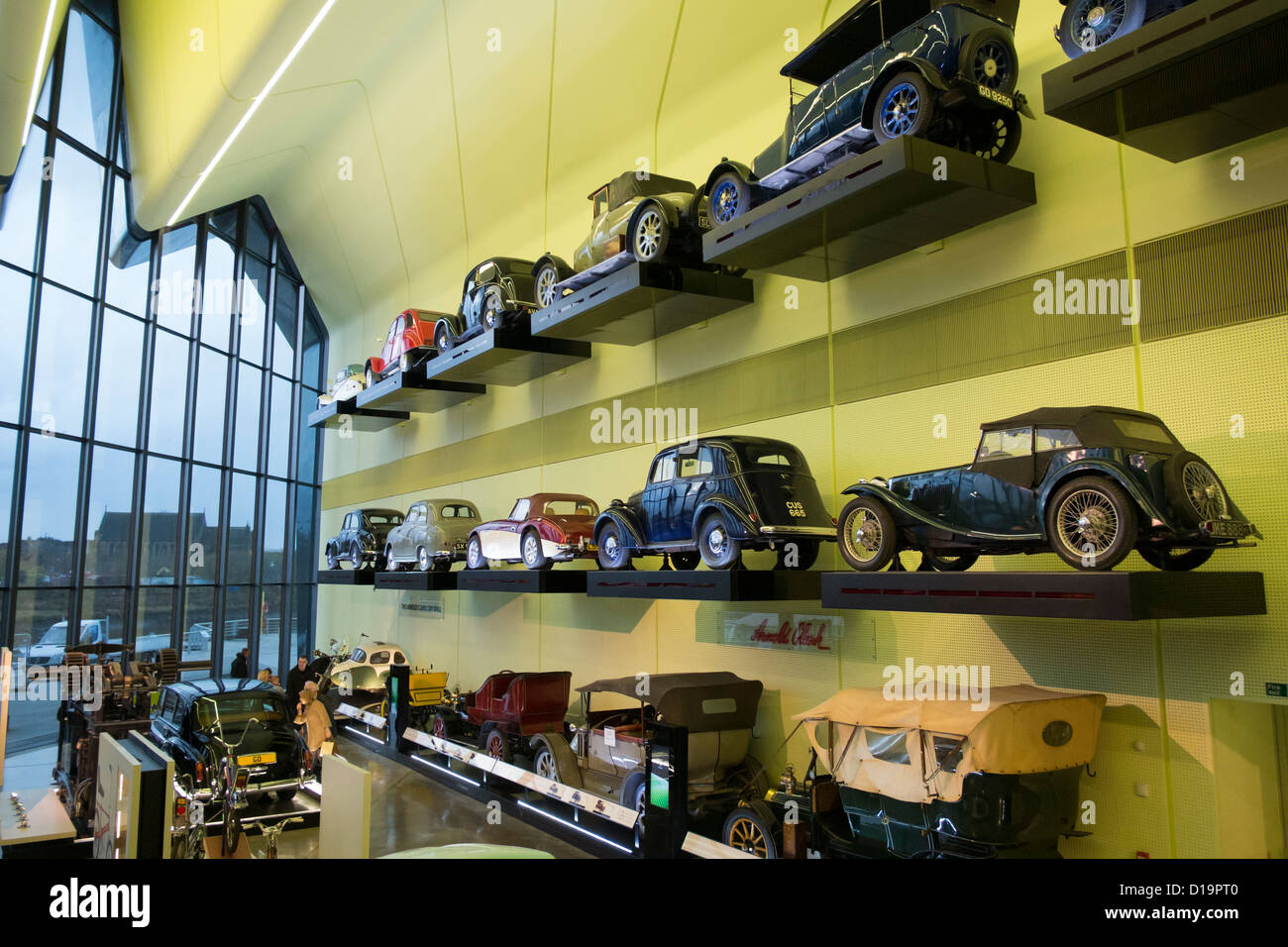 Molte vecchie auto sul display nel nuovo museo dei trasporti al Riverside Museum di Glasgow; l'architetto Zaha Hadid Foto Stock