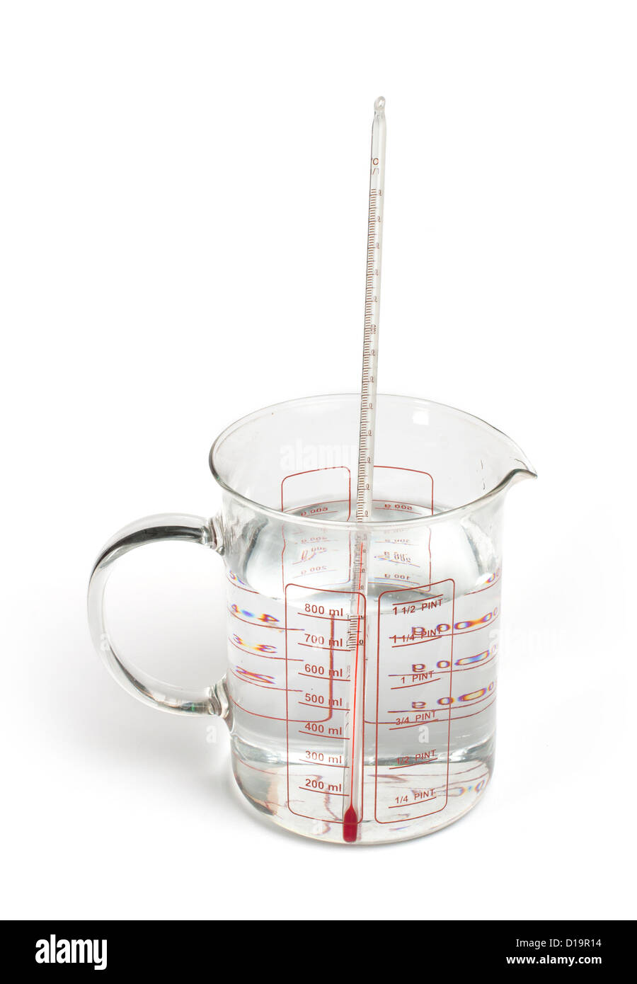 Termometro rileva la temperatura dell'acqua nel bicchiere con scala. Foto Stock