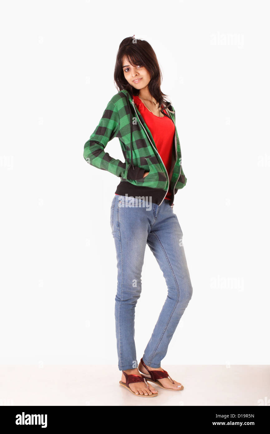 Giovane donna (età 23 anni) in abbigliamento casual e jeans Foto Stock