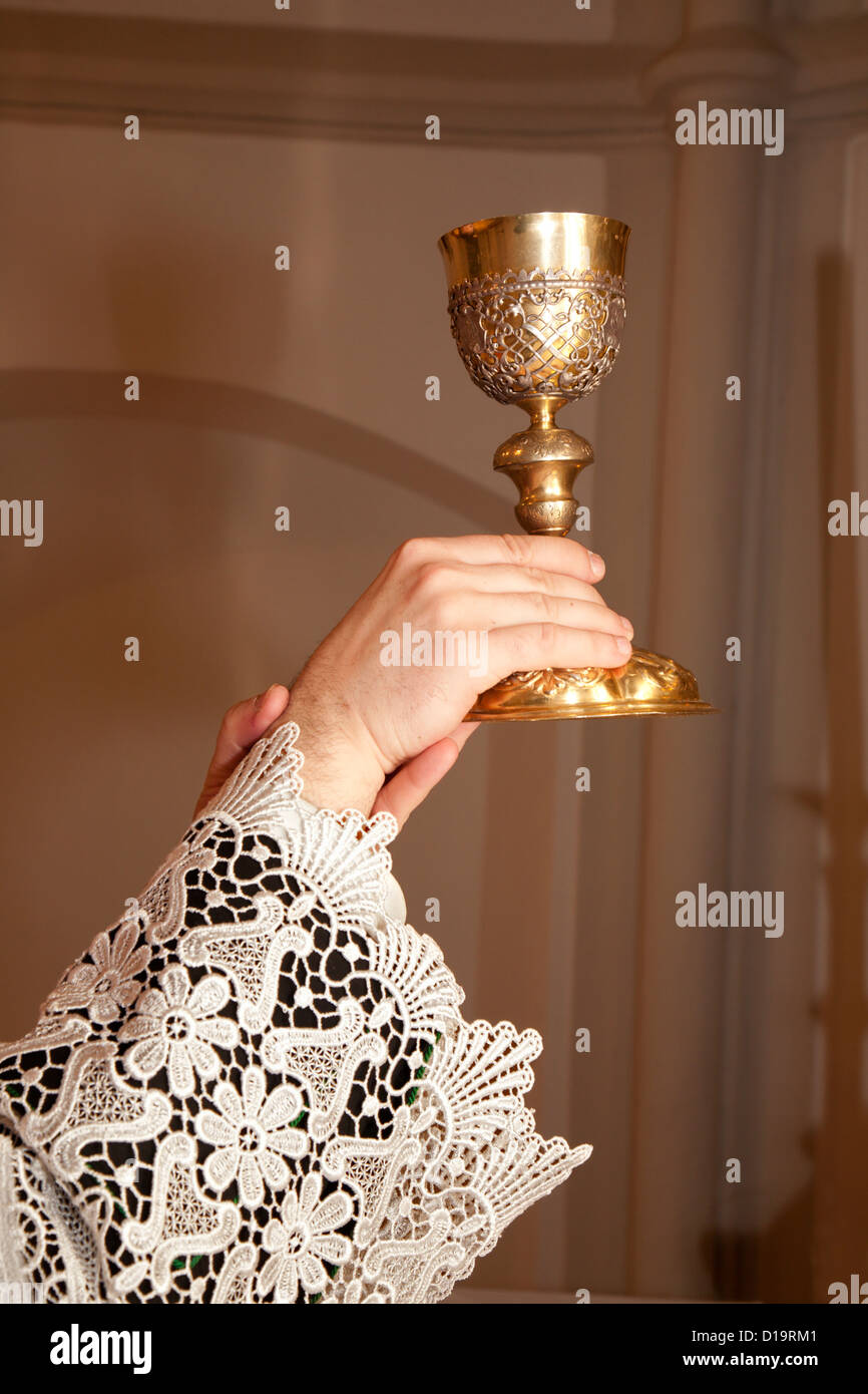 Le mani del sacerdote con la massa e il tappo Foto Stock