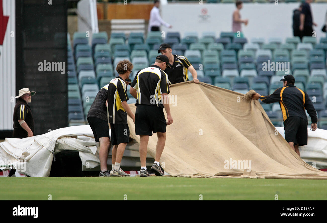 12.12.2012 Perth, Australia. Groundsman rimuovere i coperchi prima di iniziare la grande Bash League tra Scorchers Perth e Melbourne stelle dal WACA. Foto Stock