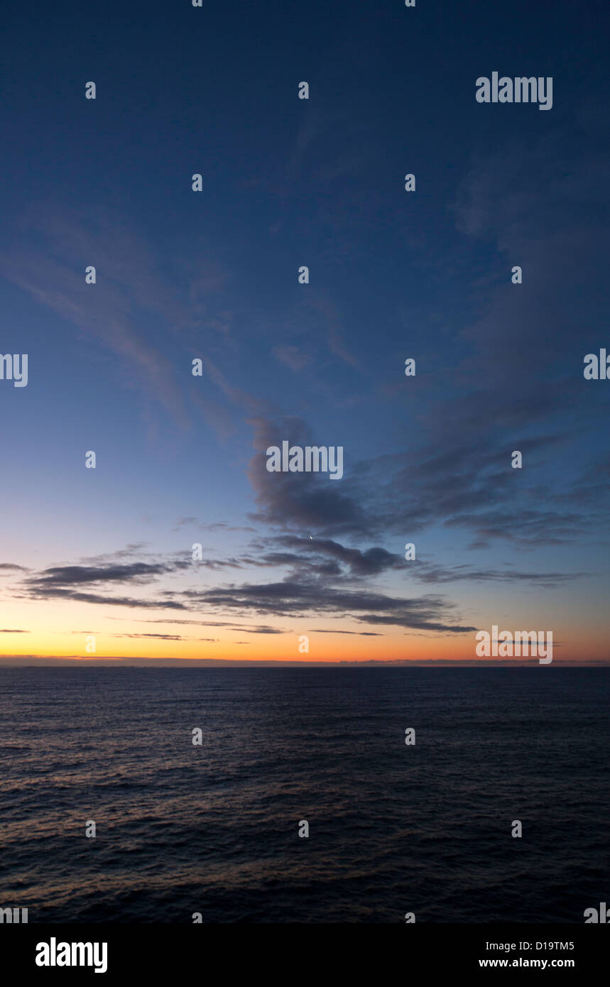 Sunrise visto dalla nave nel mare ad ovest dell'isola di Fedje, sulla Norwegian west coast. Foto Stock