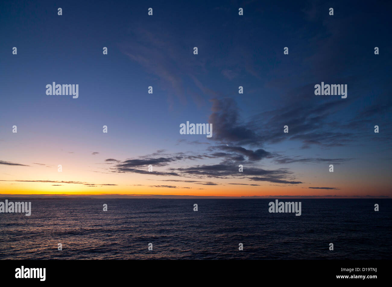 Sunrise visto dalla nave nel mare ad ovest dell'isola di Fedje, sulla Norwegian west coast. Foto Stock
