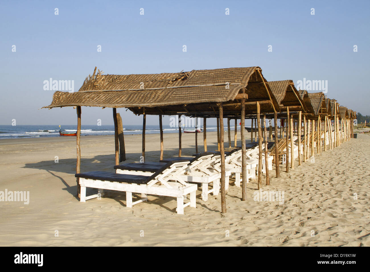 Spiaggia ombreggiata lettini in spiaggia Mandrem Pernem Goa, India Foto Stock