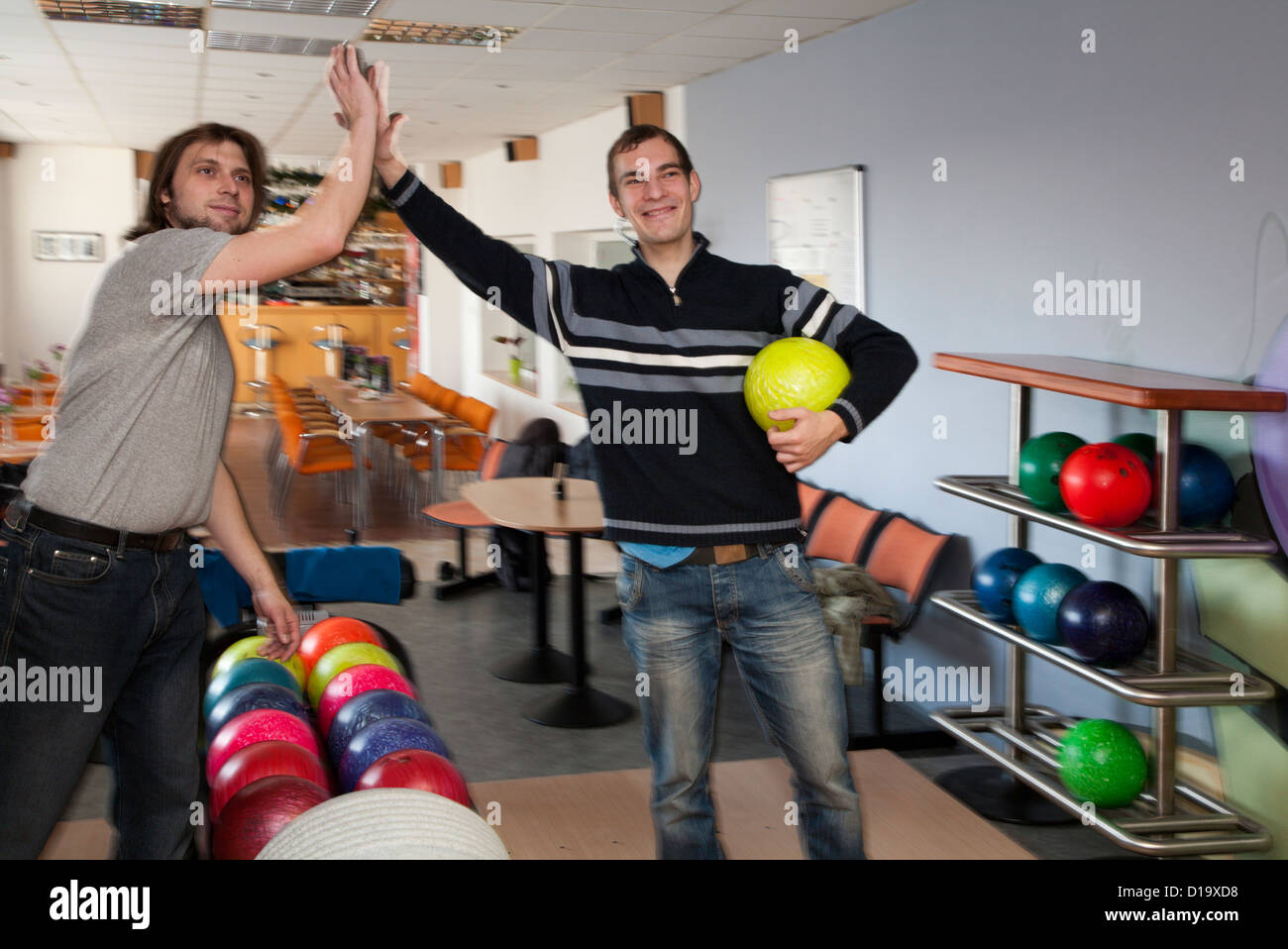 Divertimento di uomini a bowling Foto Stock