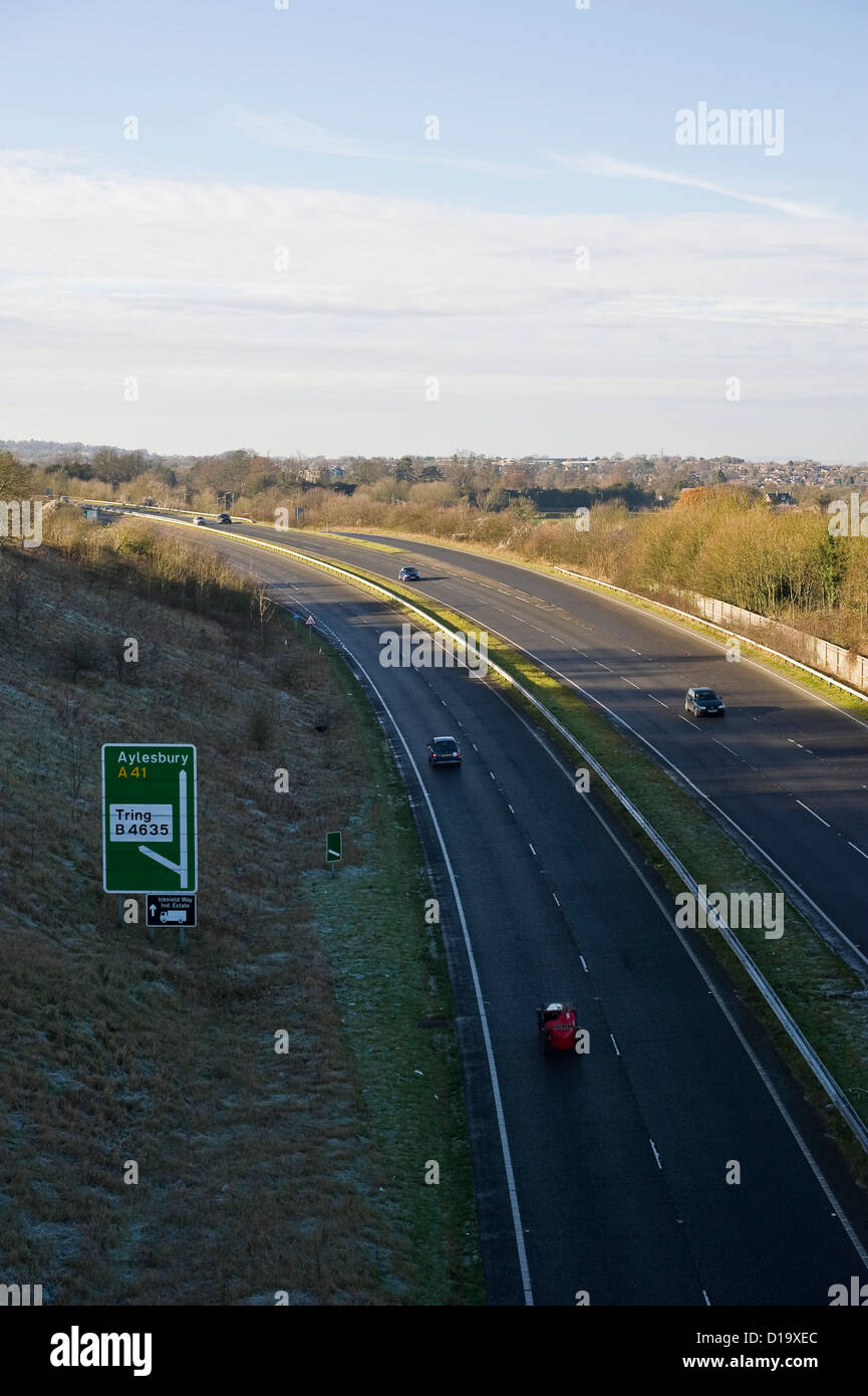 La Ridgeway National Trail che attraversa la A41 a doppia carreggiata vicino a Tring, Buckinghamshire, UK Foto Stock
