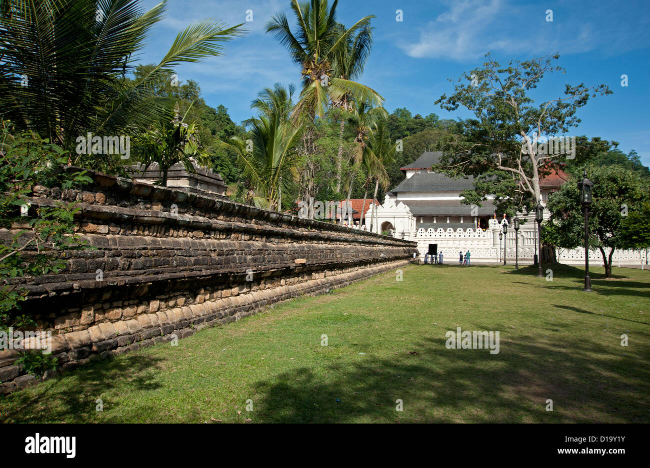 I lussureggianti giardini del Tempio del sacro dente di Kandy Sri Lanka Foto Stock