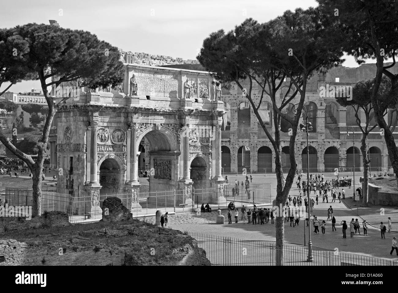 Roma - MARZO 23: Arco di Costantino di anno 315 situato tra il Colosseo Foto Stock