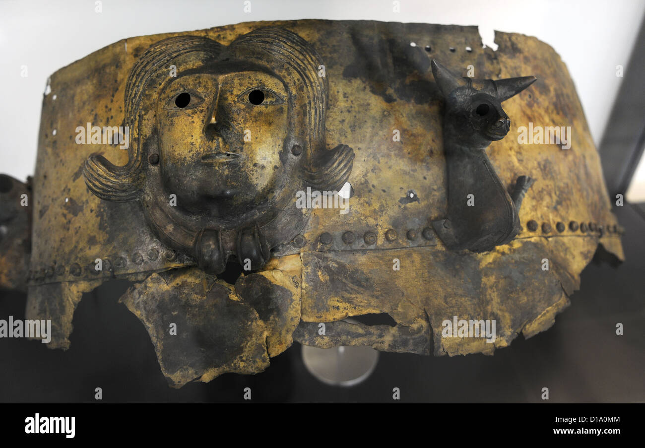 La preistoria. Calderone di bronzo rivettato martellato piastre sottili. Decorate con dea' e bull di testa. Foto Stock