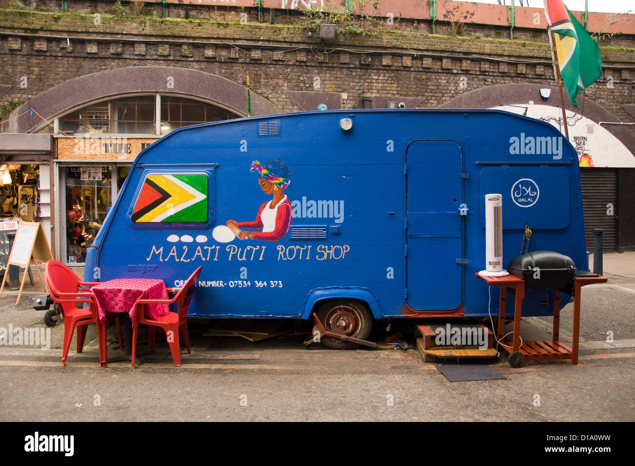 Malati Puti Roti Shop Caravan in Brixton sulla strada della stazione Foto Stock