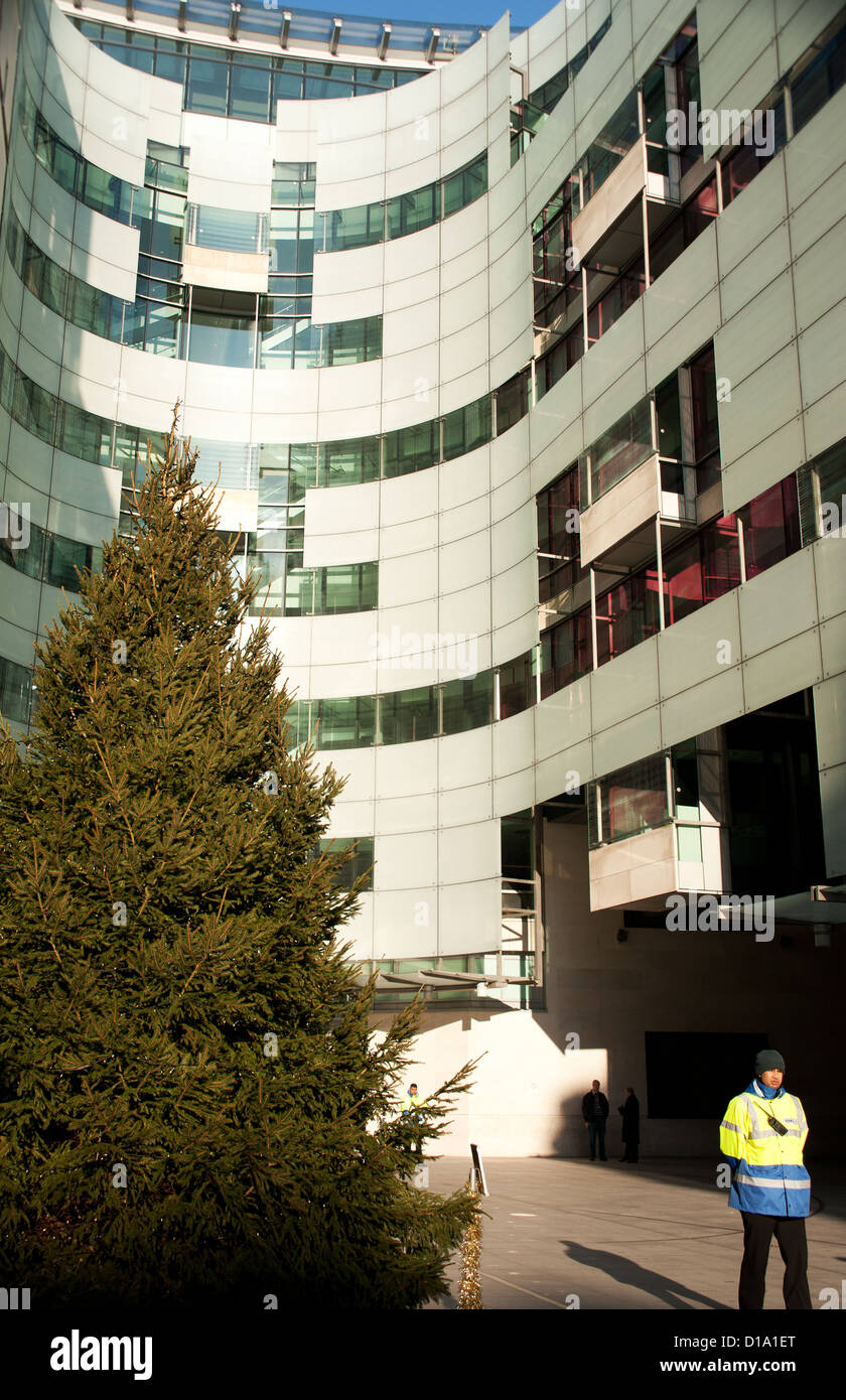 Albero di Natale, al di fuori della nuova BBC Broadcasting House, Portland Place, London, England, Regno Unito, Europa Foto Stock