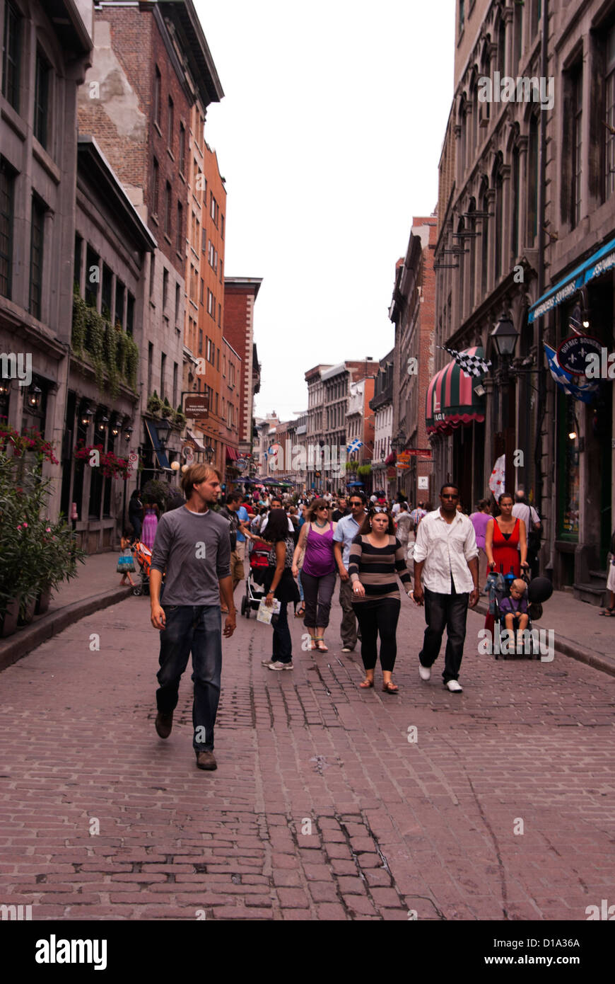 I turisti passeggiare lungo Rue St.Paul Est passato ristoranti e negozi, Old Montreal Foto Stock