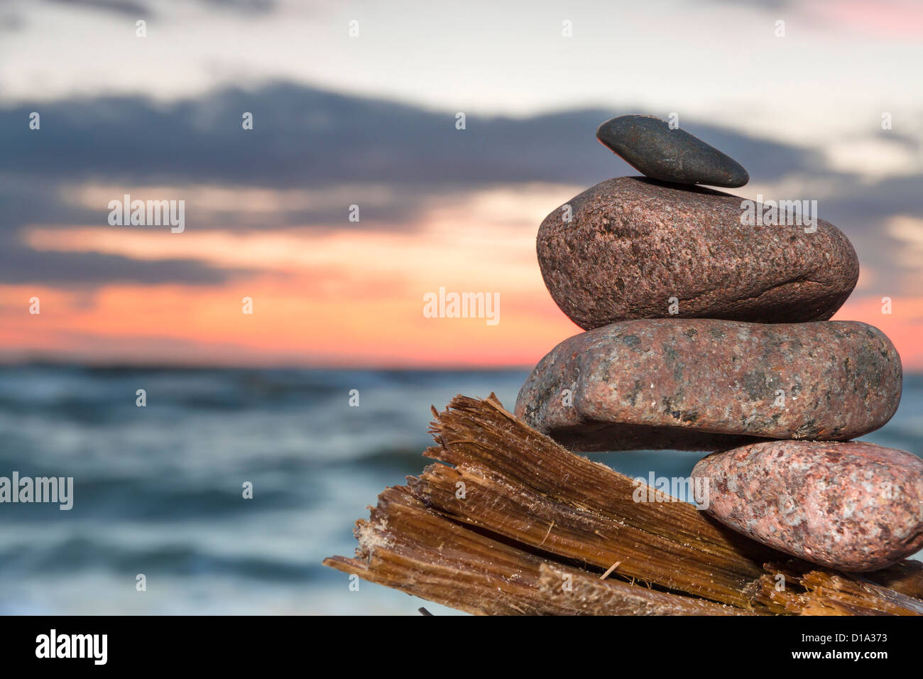 Tramonto con il mucchio di pietre. Mar baltico in Polonia. Foto Stock