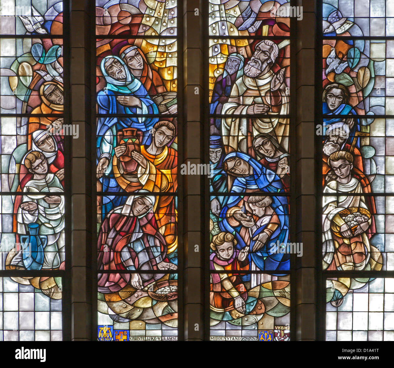 Bruxelles - 22 giugno: raccolta della Manna. Scena dal Vecchio Testamento. Dettagli dalla vetrata della Basilica nazionale Foto Stock