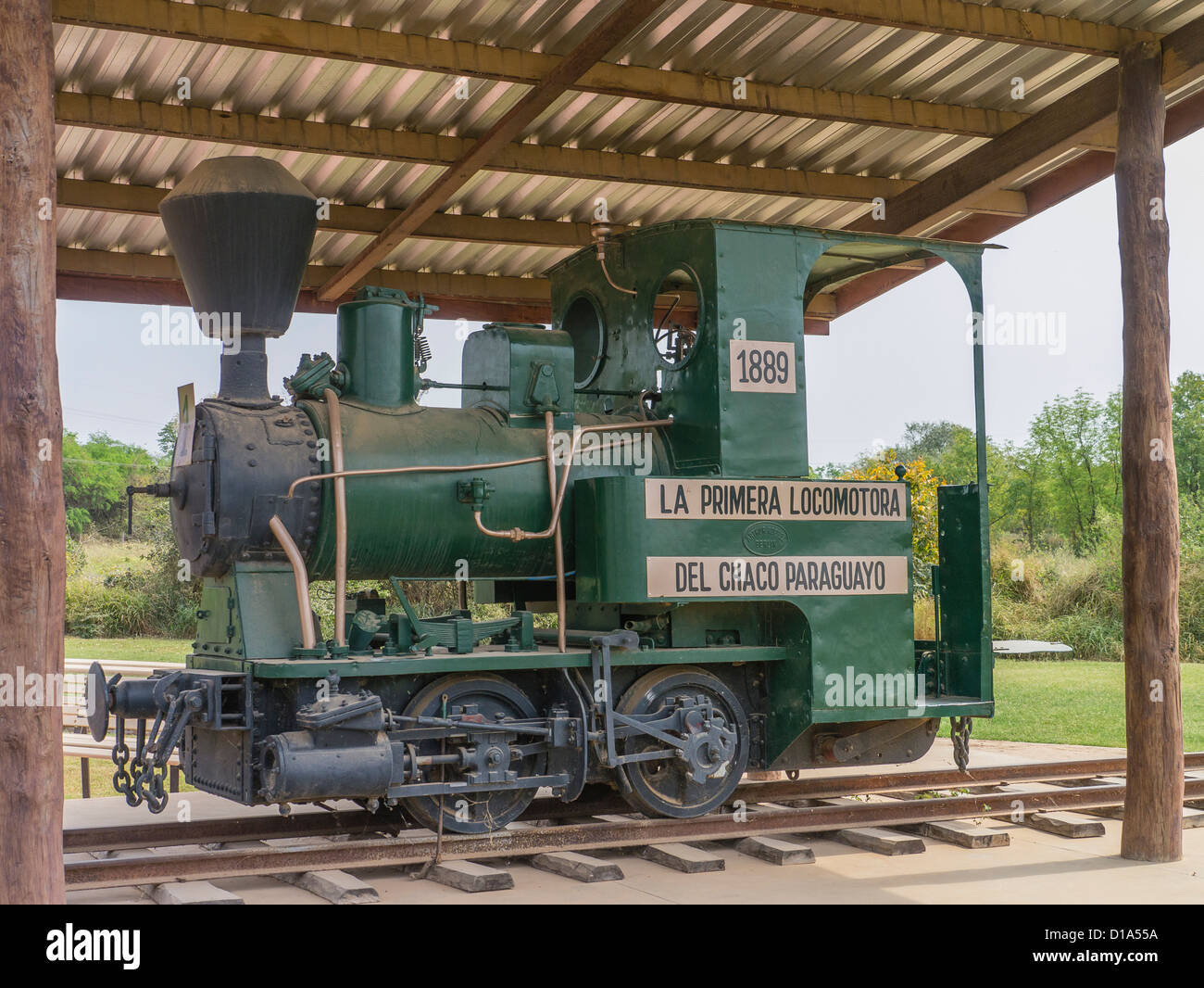 Una vecchia locomotiva a vapore sul display in un piccolo parco a Filadelfia, Paraguay. Foto Stock