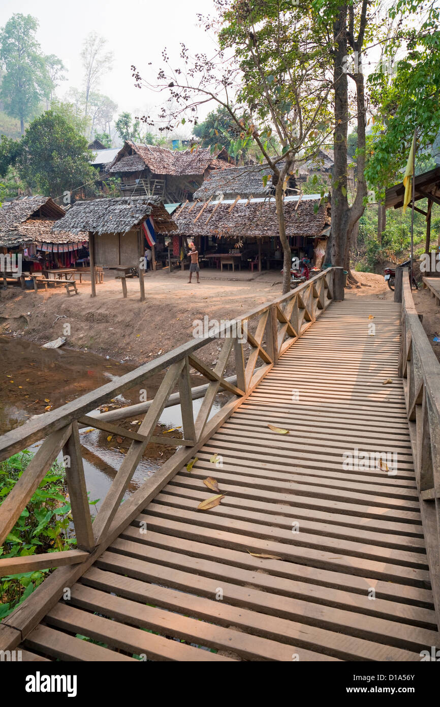 Passerella in legno in Kayan gruppo di minoranza village, Huai Seau Tao, Mae Hong Son Provincia, Thailandia Foto Stock