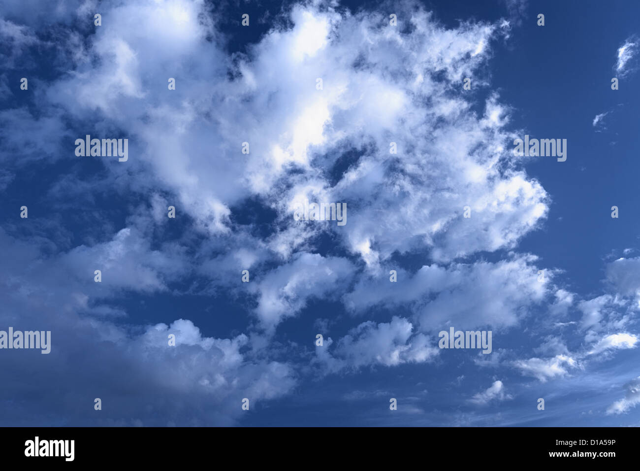 Un bel blu cielo molto nuvoloso Foto Stock