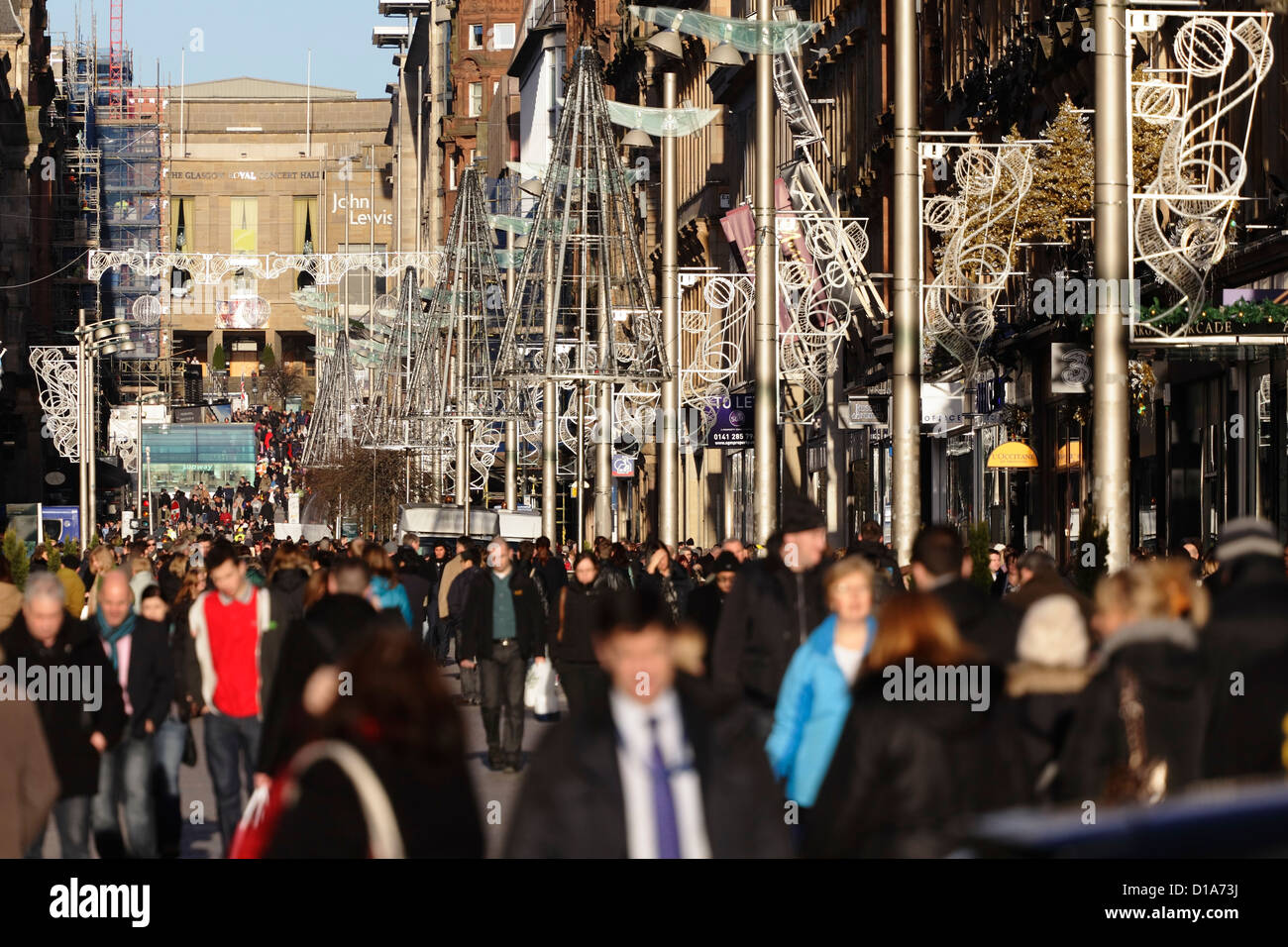 Shopping natalizio della gente nel quartiere dello shopping di Buchanan Street nel centro di Glasgow, Scozia, Regno Unito Foto Stock