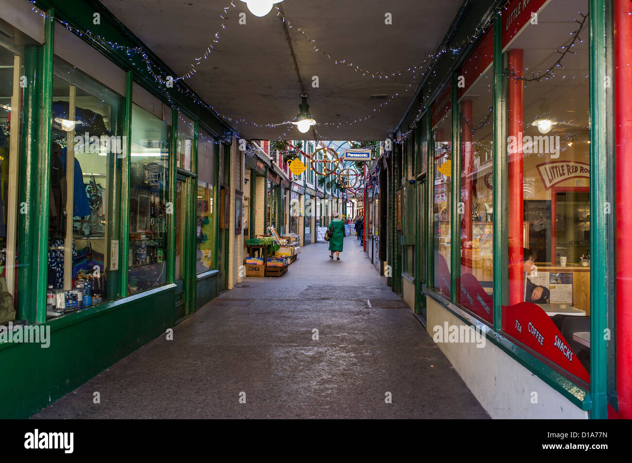 Okehampton Devon England. Il 9 dicembre 2012. Victorian Shopping Arcade a Okehampton con gli acquirenti di natale e i pedoni. Foto Stock