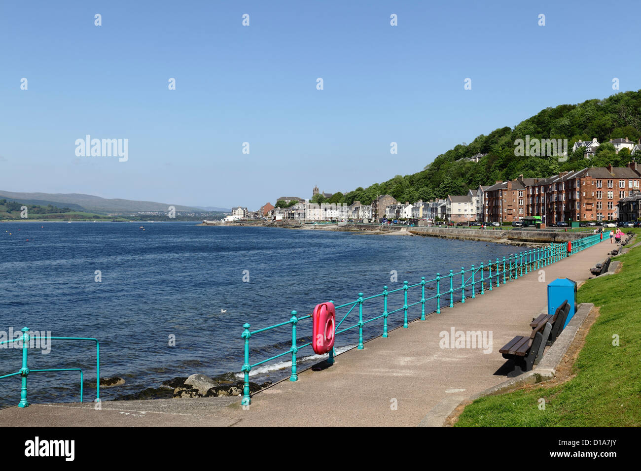 Guardando a Nord lungo la passeggiata a Gourock accanto a Firth of Clyde in Inverclyde, Scotland, Regno Unito Foto Stock