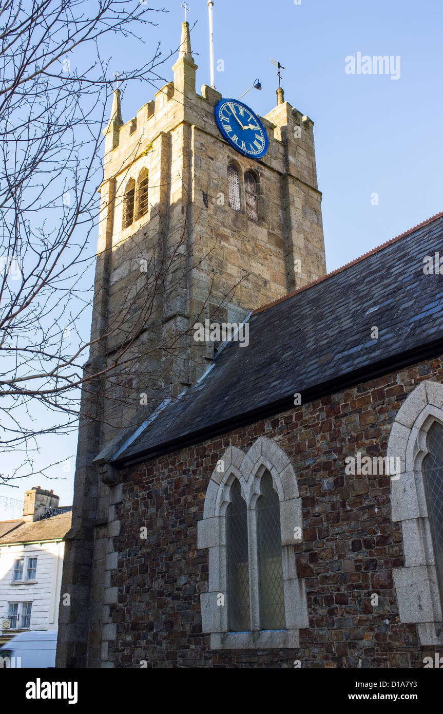 Okehampton Devon England. Il 9 dicembre 2012. Il centro della città la chiesa con la torre dell orologio e grande inusuale orologio blu. Foto Stock