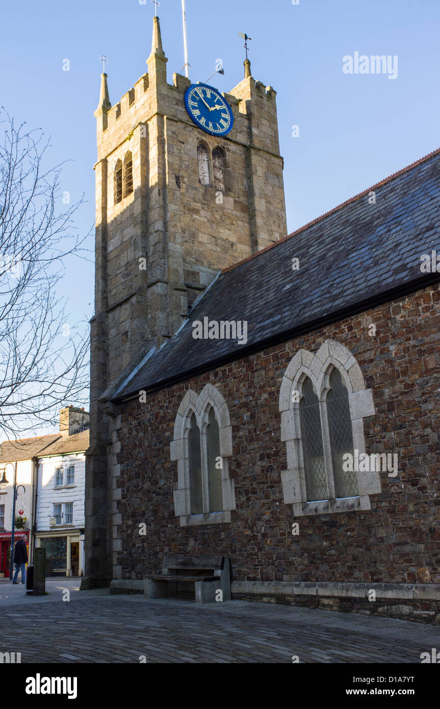 Okehampton Devon England. Il 9 dicembre 2012. Il centro della città la chiesa con la torre dell orologio e grande inusuale orologio blu. Foto Stock