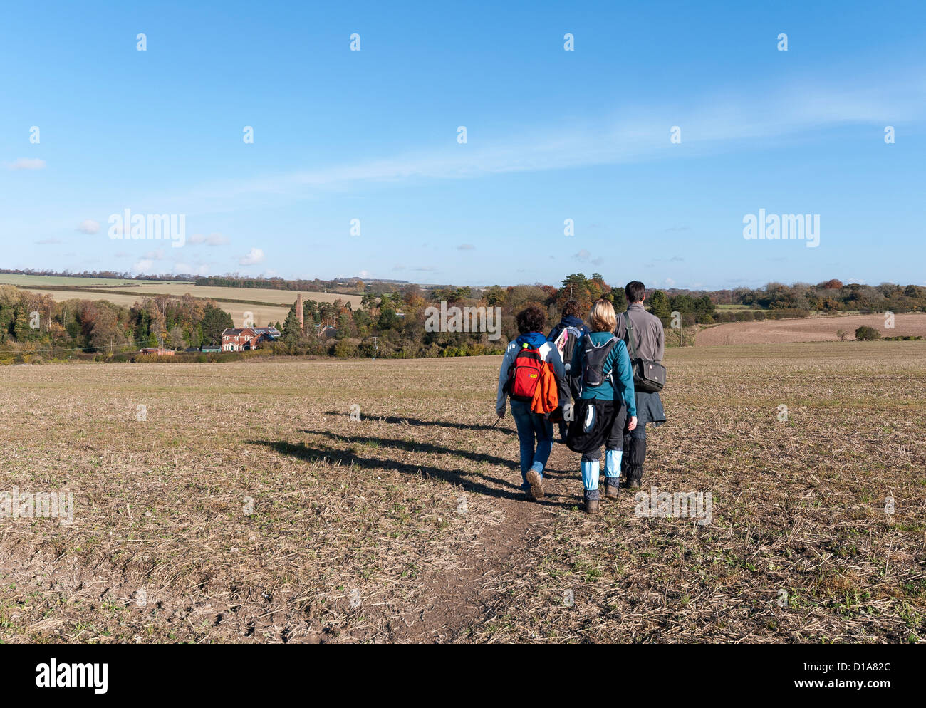 Un gruppo di giovani a spasso per la campagna accanto a Twyford acquedotto in Hampshire, Inghilterra, Regno Unito Foto Stock