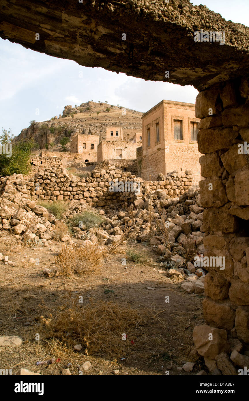 Color miele case in pietra nel borgo antico di Dereici, in siriaco Tur Abdin regione del sud-est della Turchia. Foto Stock