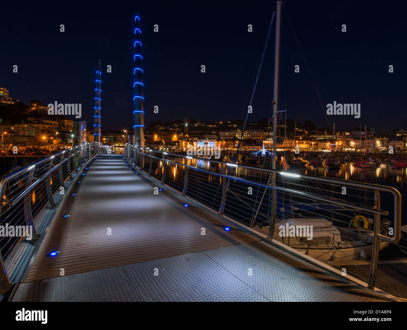 Torquay, Devon, Inghilterra. Il 10 dicembre 2012. Torquay porto interno al tramonto che mostra il Cill Bridge e Torquay Town Center. Foto Stock