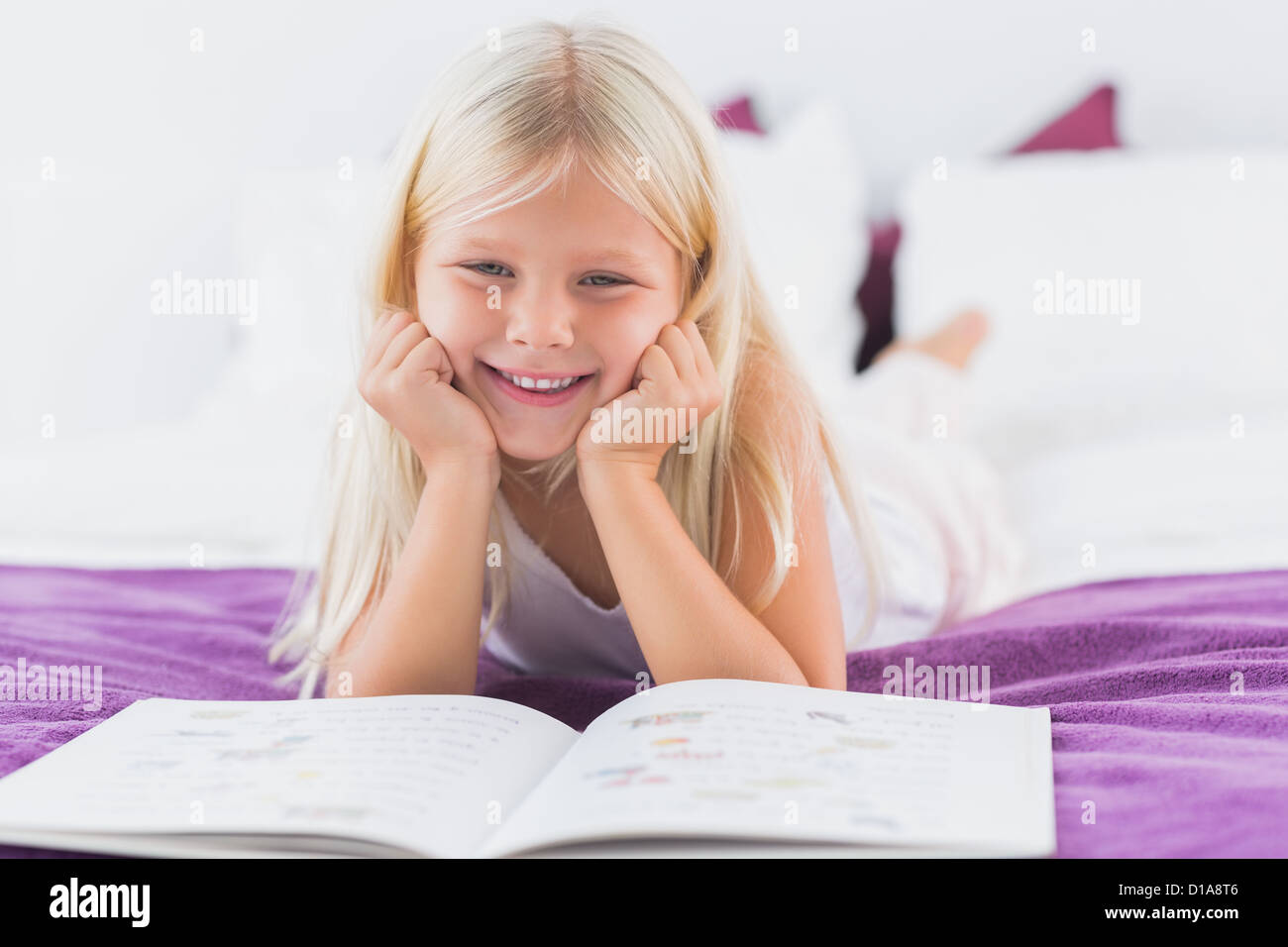 Bambina reding sua lezione Foto Stock