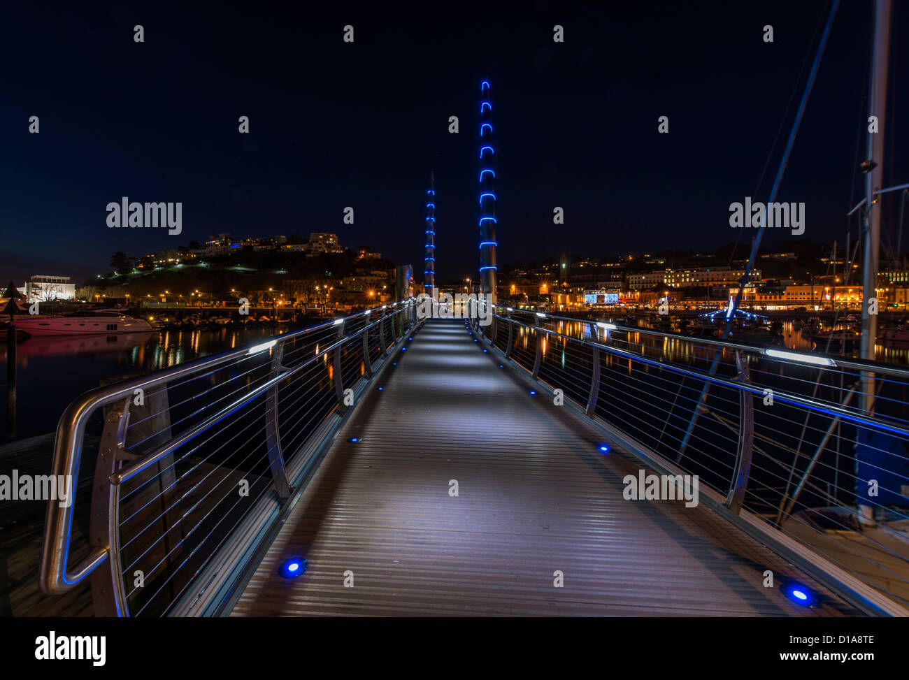 Torquay, Devon, Inghilterra. Il 10 dicembre 2012. Torquay porto interno al tramonto che mostra il Cill Bridge e Torquay Town Center. Foto Stock