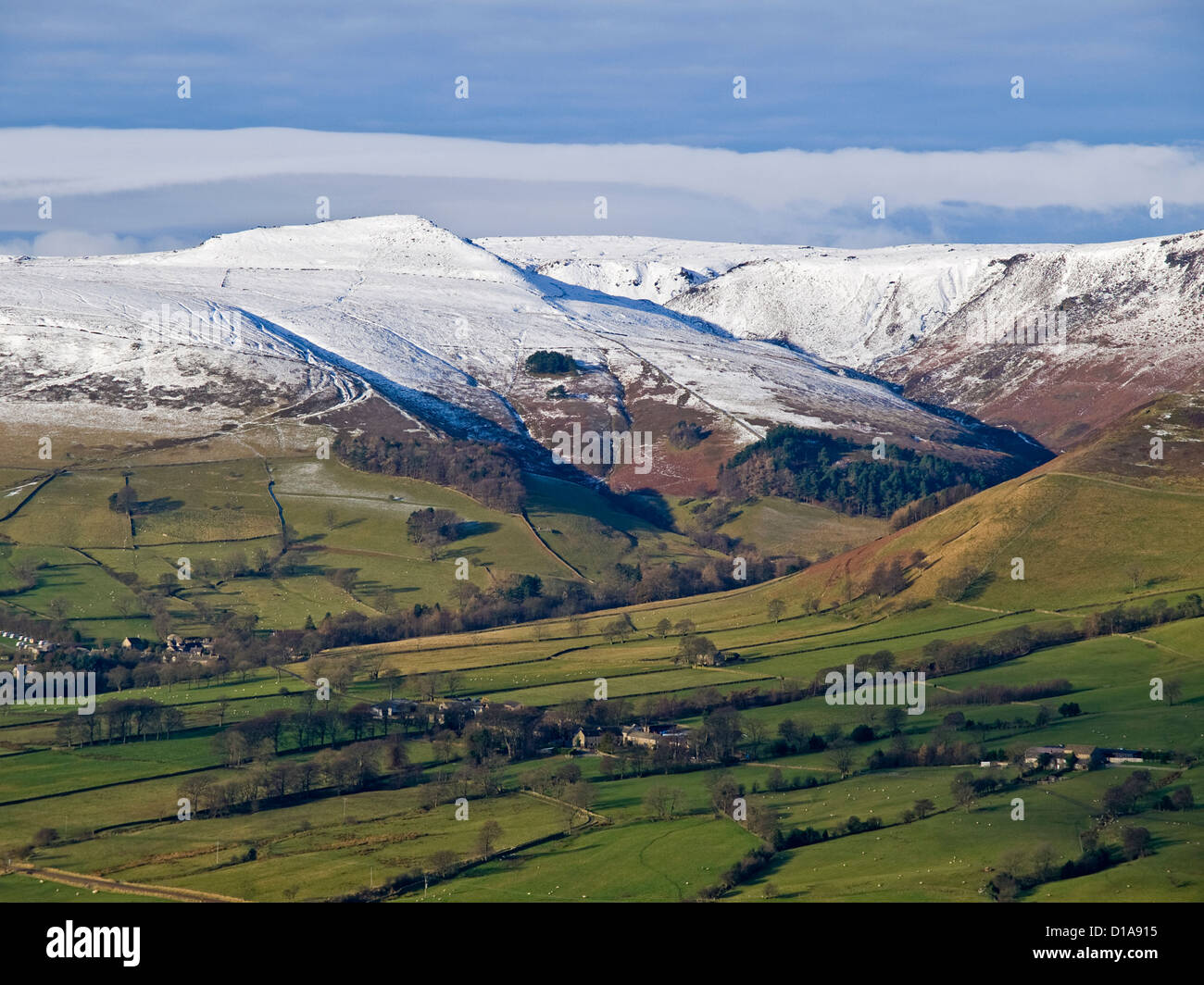 Coperta di neve Kinder Scout e Edale visto da Hollins Croce,l'inverno, il Parco Nazionale di Peak District Foto Stock
