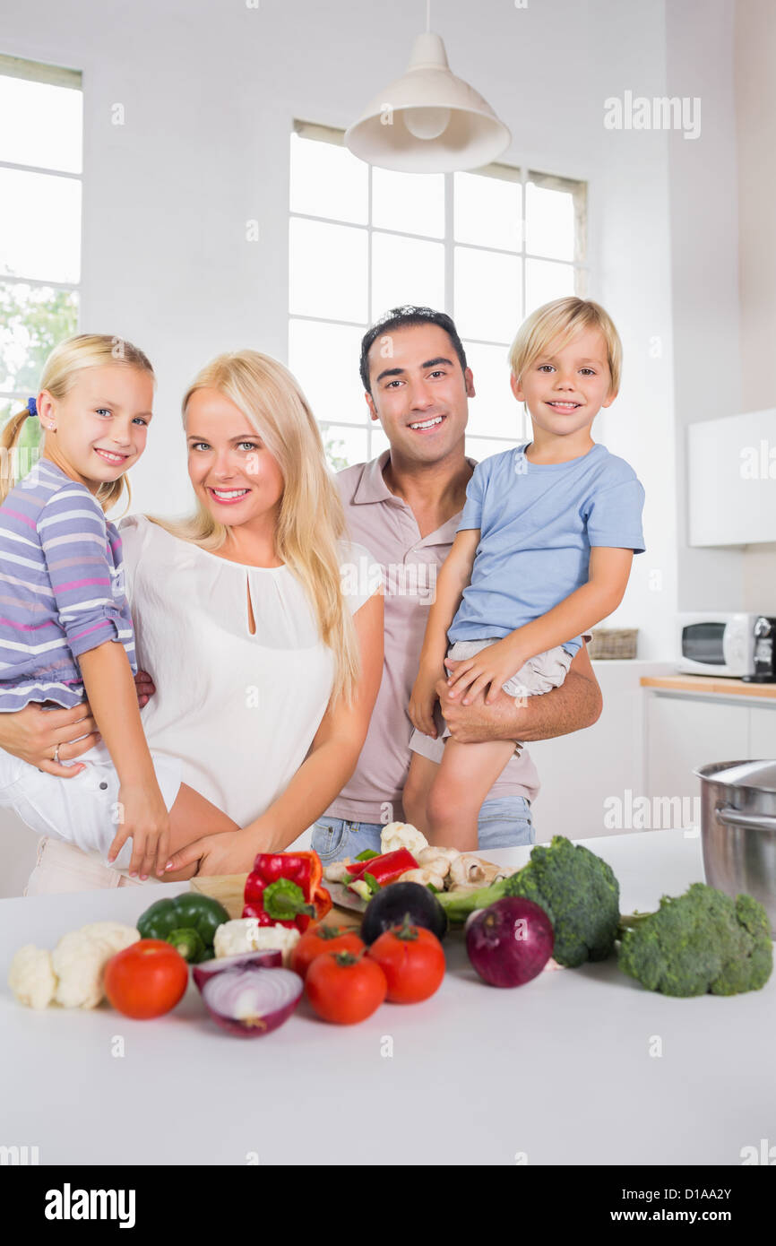 Sorridente genitori recanti il loro prole Foto Stock