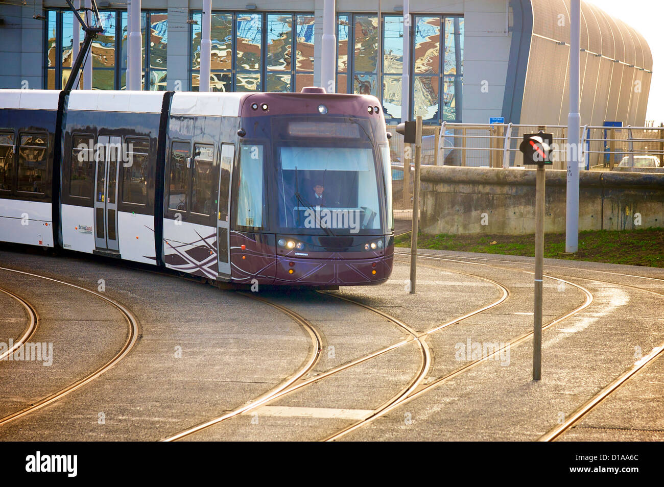 Bombardier tram lasciando il nuovo deposito di tram in Blackpool, Lancashire, Regno Unito Foto Stock
