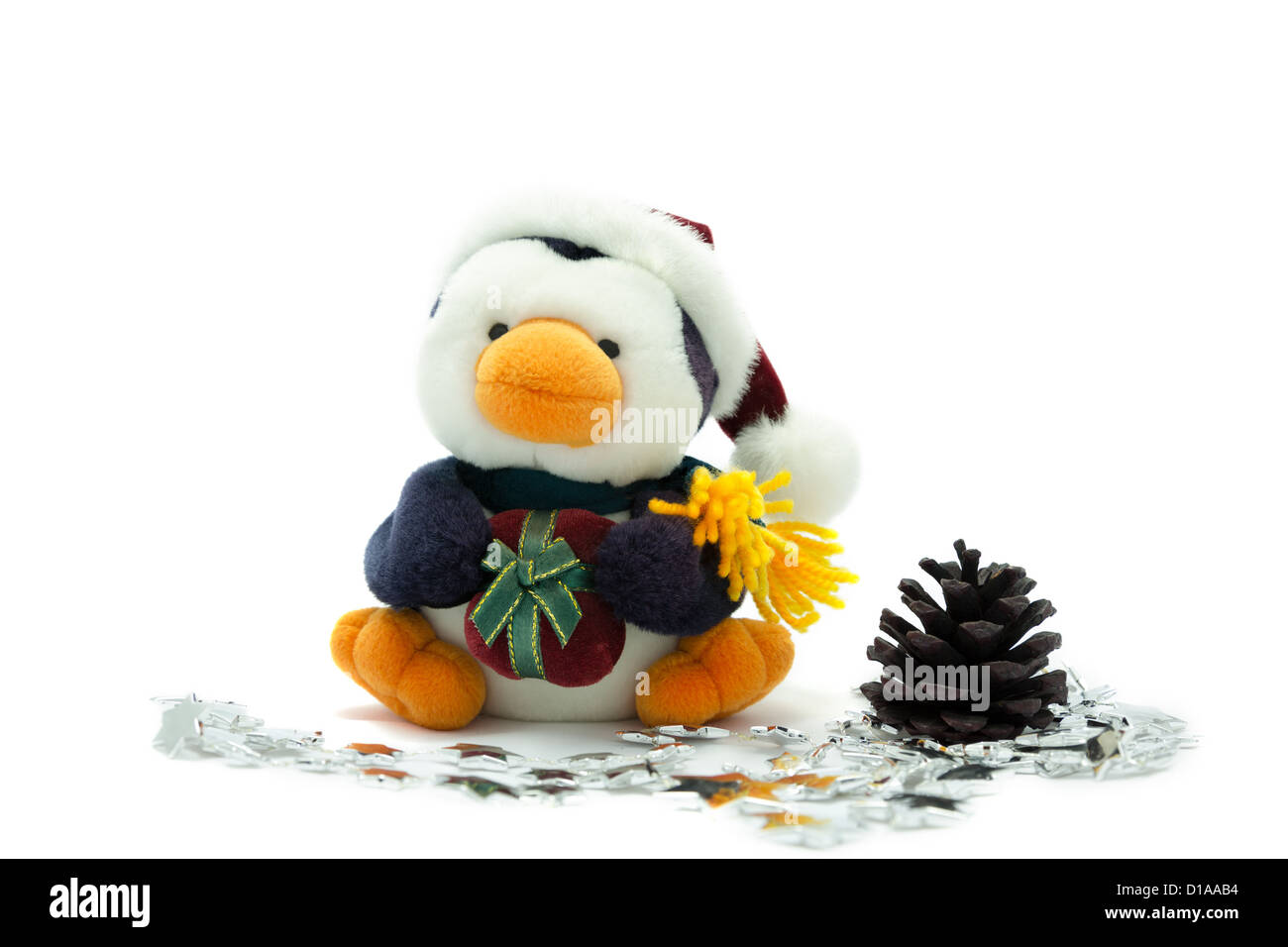Santa Penguin con il presente e le decorazioni di Natale. Foto Stock
