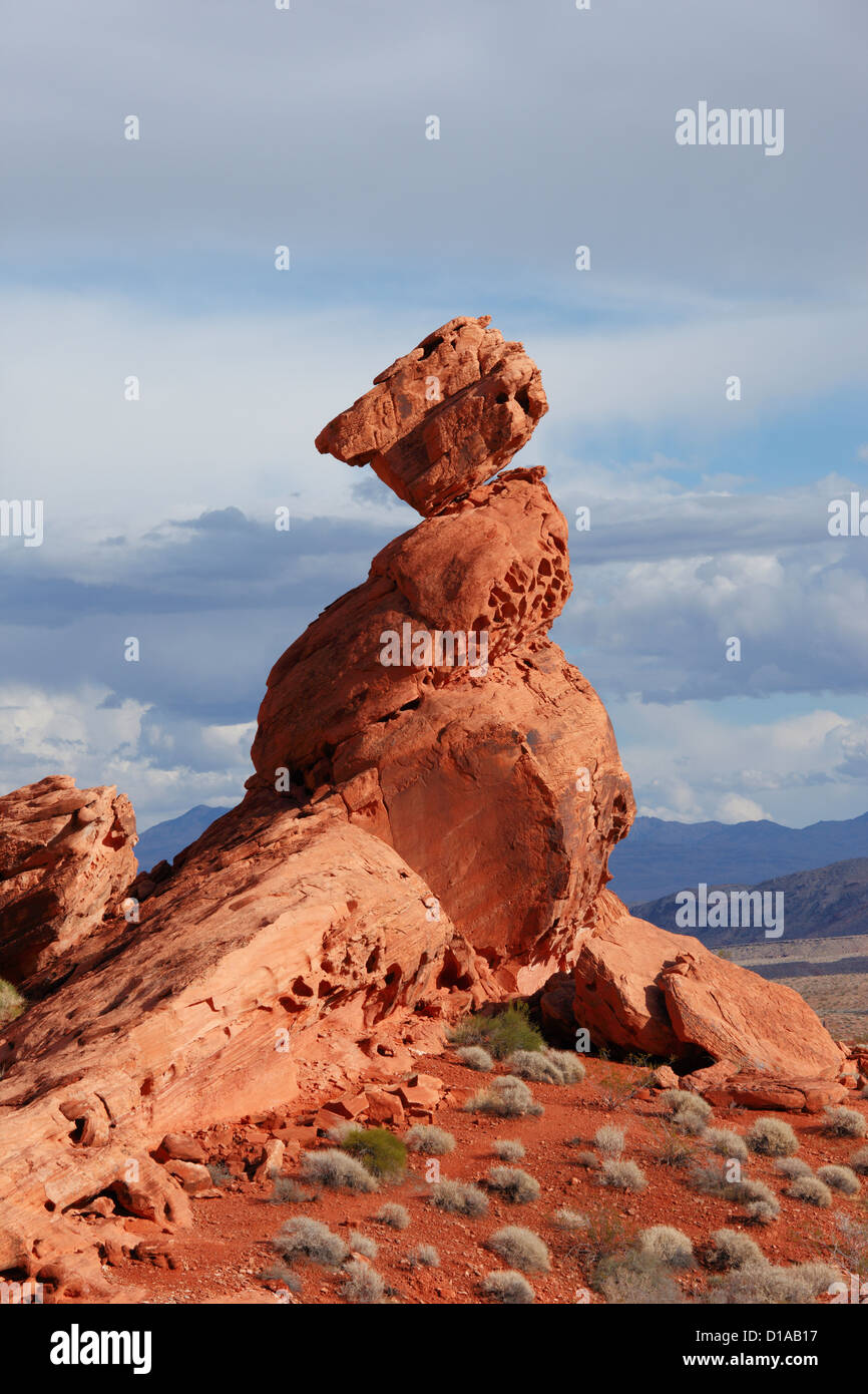 Roccia equilibrata della Valle di Fire State Park, Nevada, Stati Uniti d'America. Foto Stock
