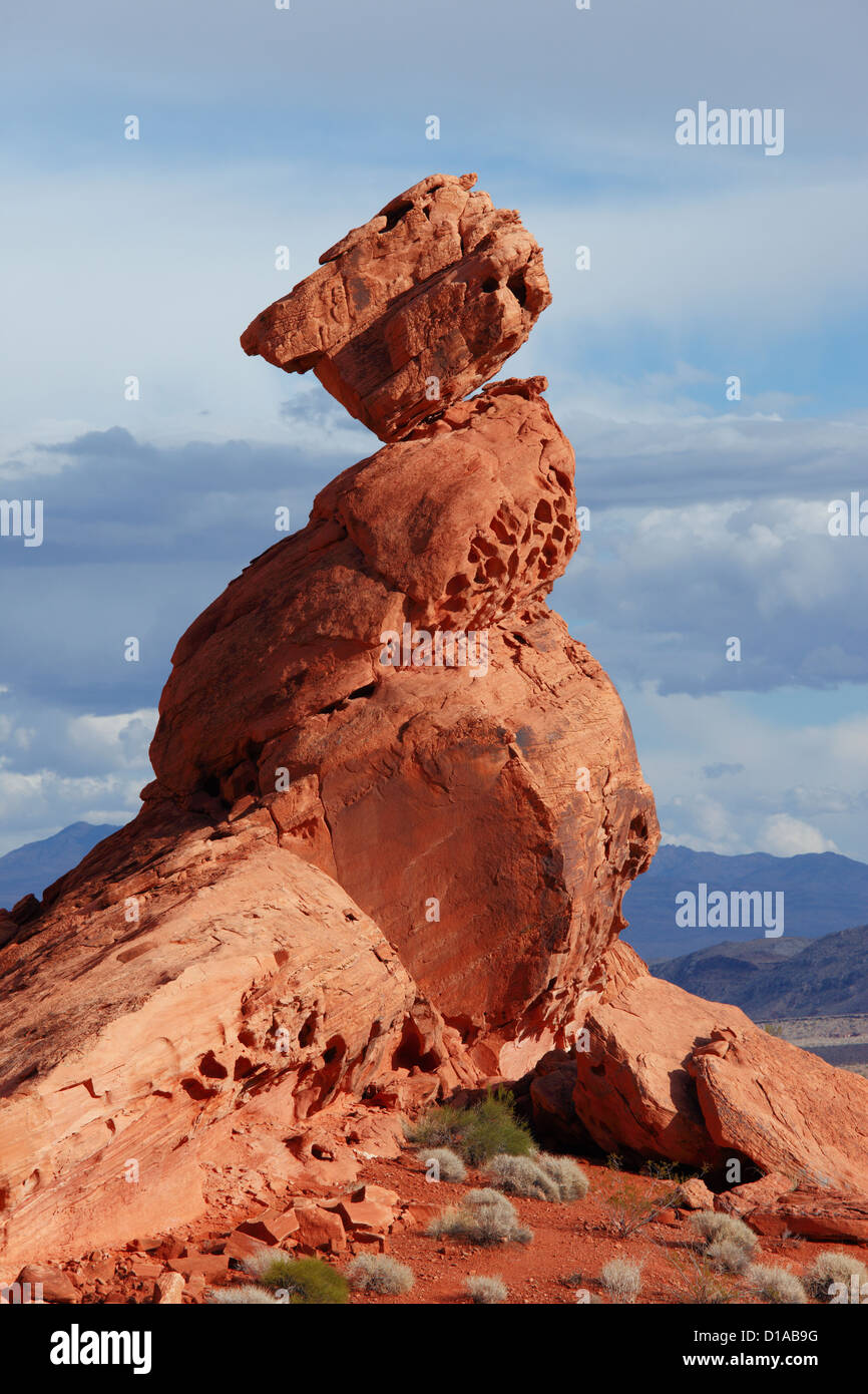 Roccia equilibrata della Valle di Fire State Park, Nevada, Stati Uniti d'America. Foto Stock