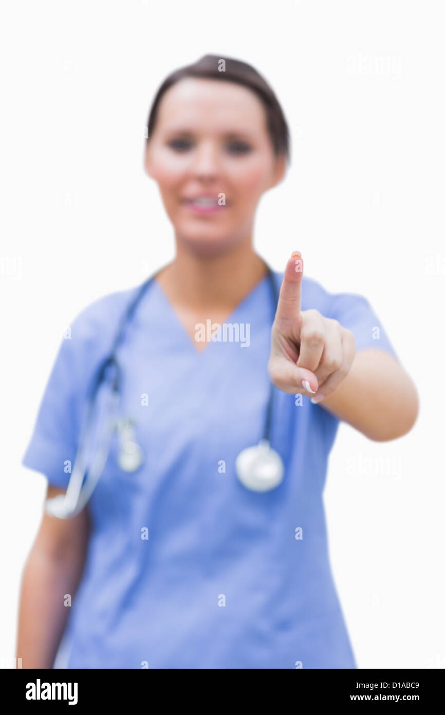 Ritratto di donna chirurgo rivolto a schermo invisibile Foto Stock