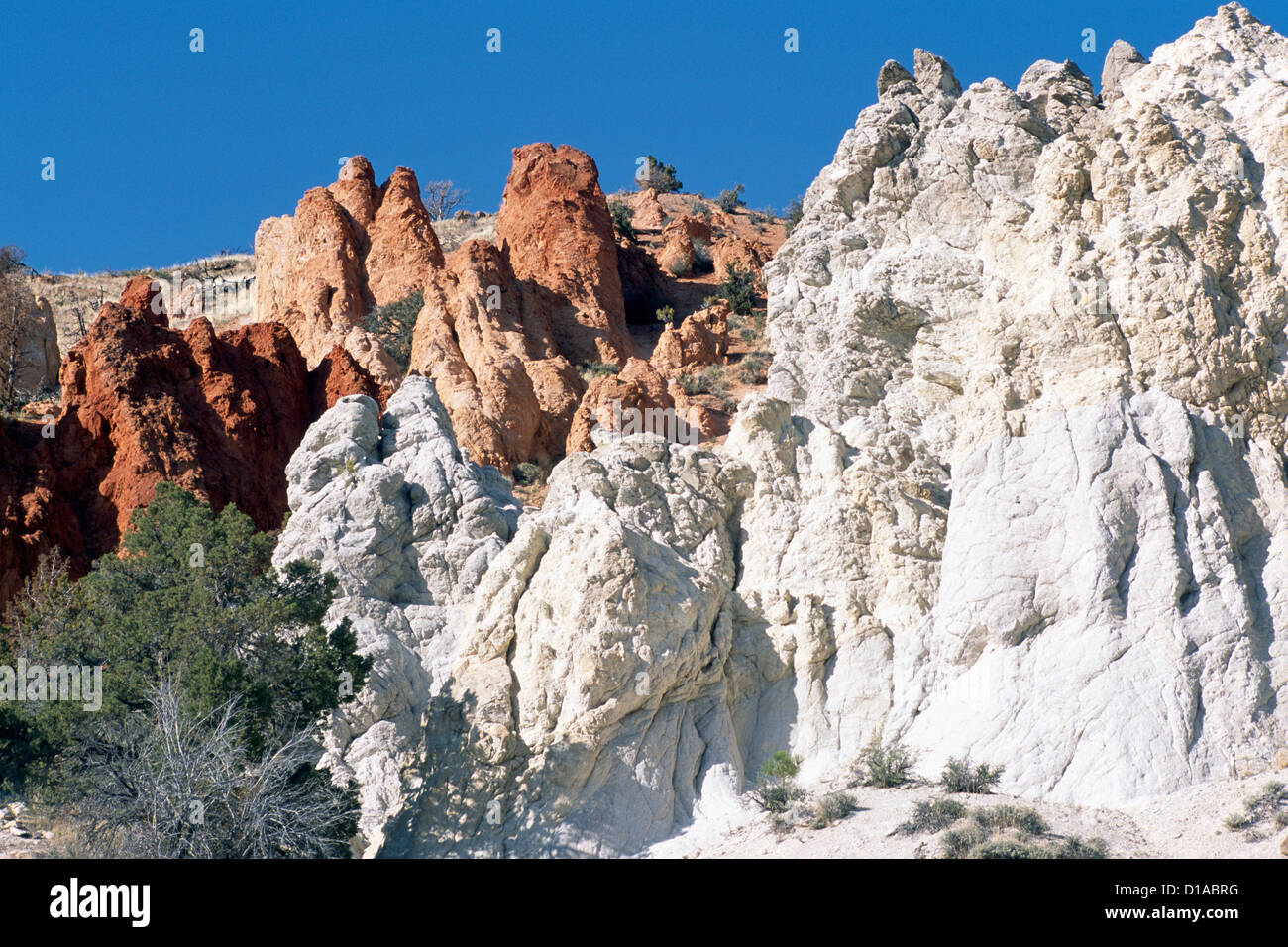 High Sierra Mountains, California, Stati Uniti d'America - il rosso e il Grigio Roccia di diatomee utilizzata come pozzolana per cemento Foto Stock