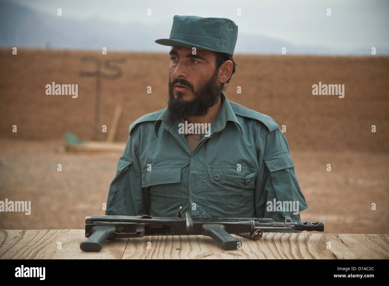 Un nazionale afghano di poliziotto attende prima di smontare il suo AK-47 durante l'addestramento alle armi 12 dicembre 2012 nella provincia di Farah, Afghanistan. Foto Stock