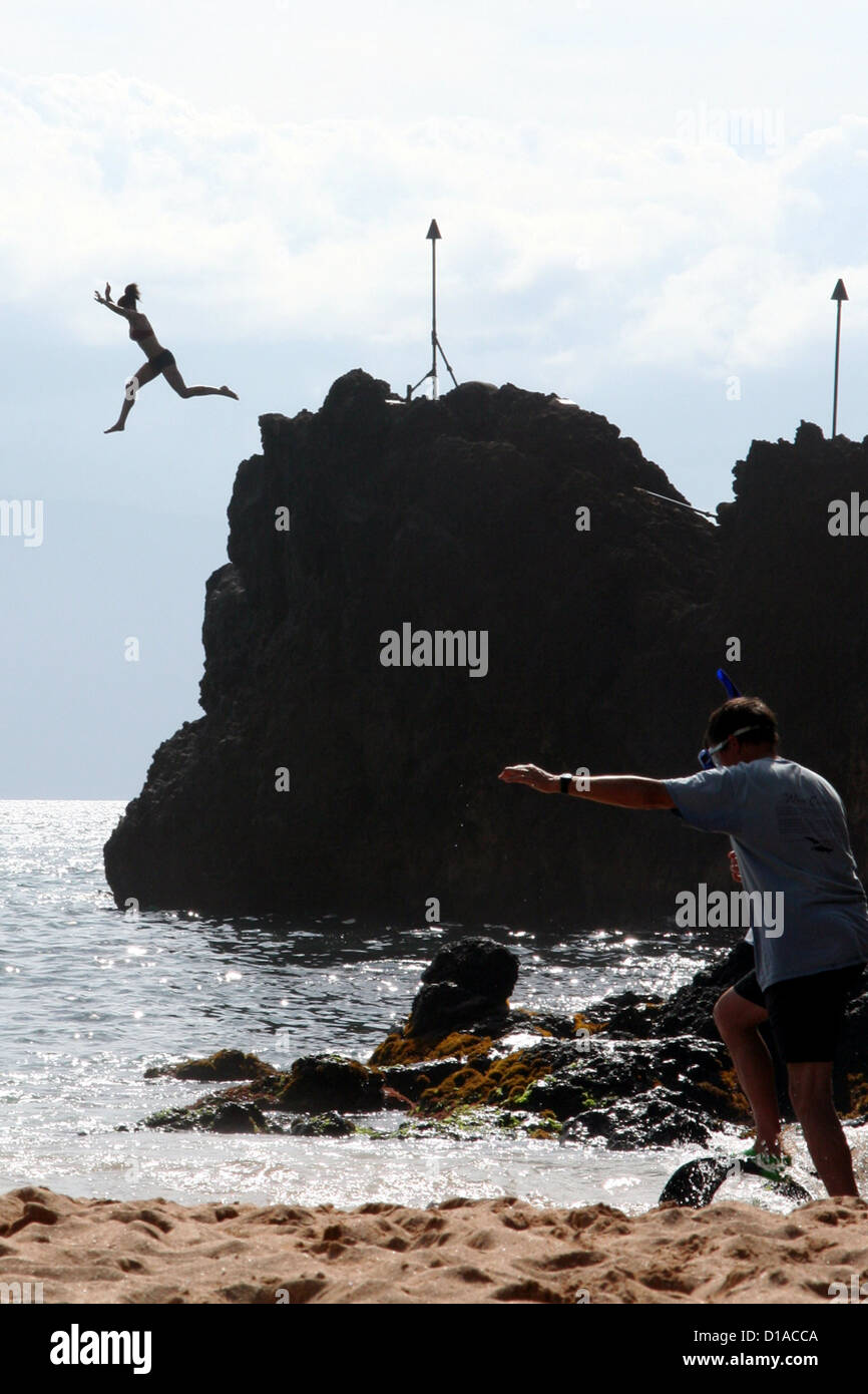 Silhouette di cliff il ponticello sul Black Rock Beach, Isola di Maui, Hawaii, STATI UNITI D'AMERICA Foto Stock