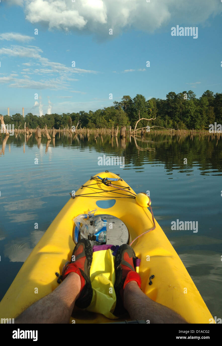 Una fotografia di un fotografo i piedi in kayak. Foto Stock