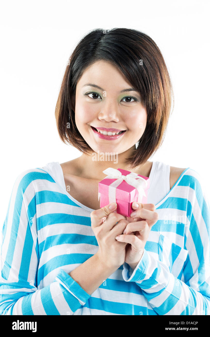 Felice ragazza cinese con un regalo in mano. Isolato su sfondo bianco. Foto Stock