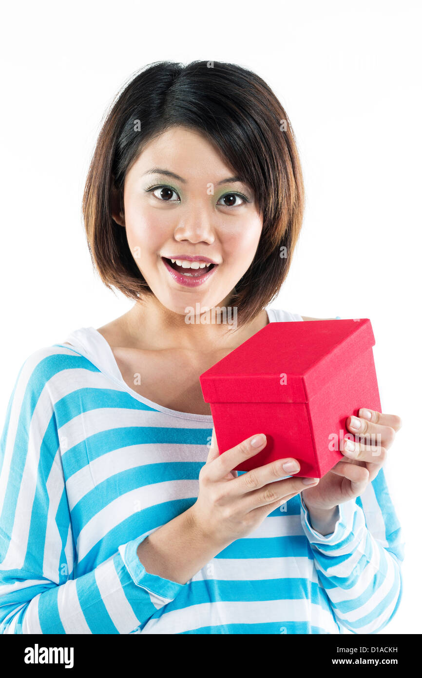 Felice ragazza cinese con un regalo in mano. Isolato su sfondo bianco. Foto Stock