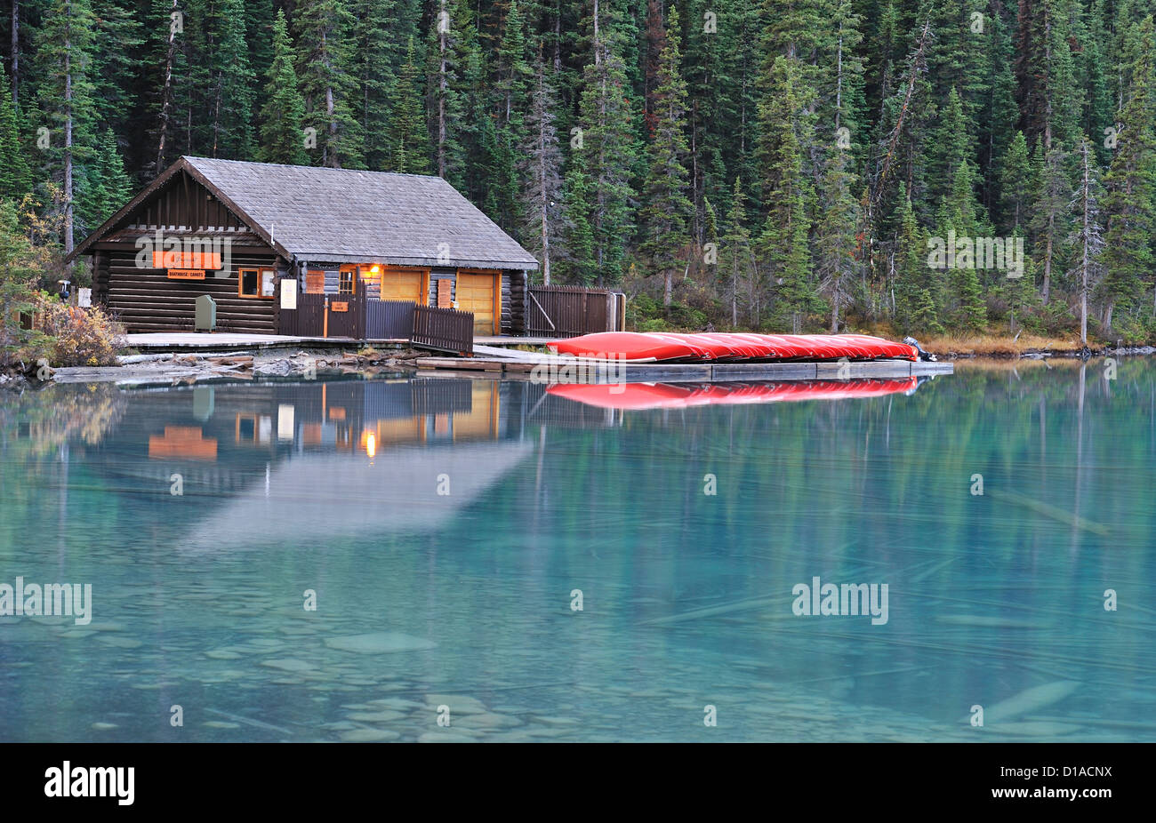 Red canoe, Lago Louise, il Parco Nazionale di Banff, Alberta, Canada Foto Stock