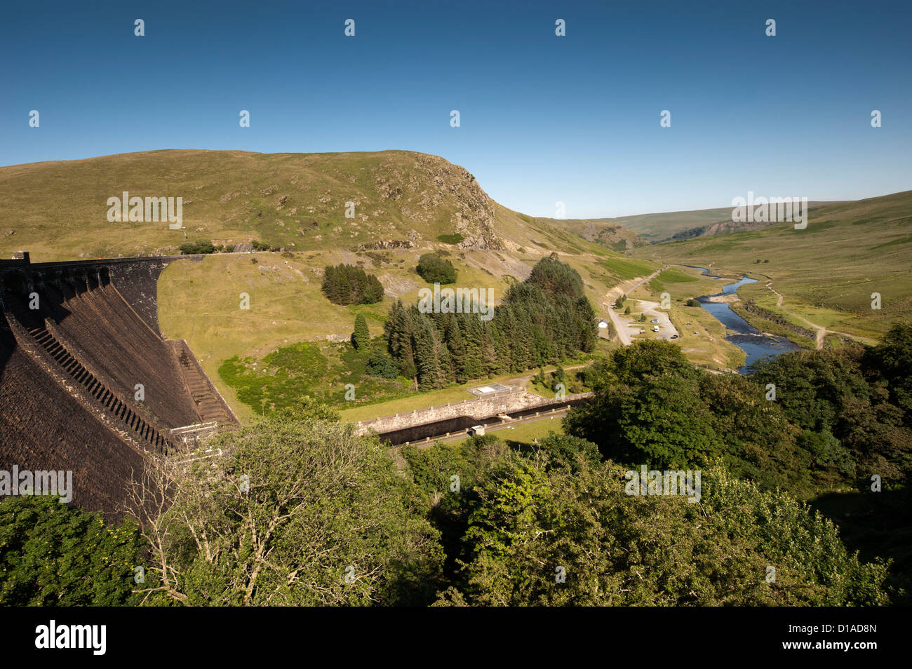 Trabocco dalla diga sul serbatoio Claerwen nell'Elan Valley Foto Stock